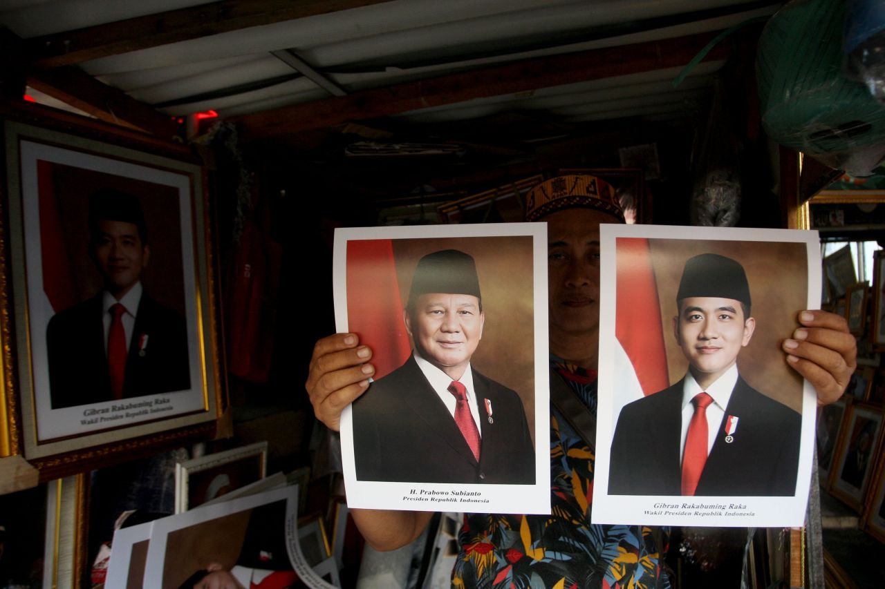 jelang pelantikan foto presiden prabowo dan wapres gibran laris manis nra
