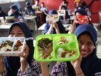 Momen Seru Para Siswi SMA Nikmati Makan Bergizi Gratis 154861594