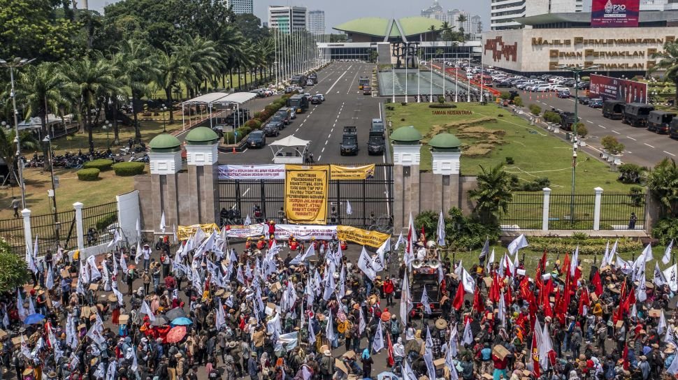 Demo-Besar-Besaran-Gedung-DPR-Dikepung-Massa-Darurat-Indonesia