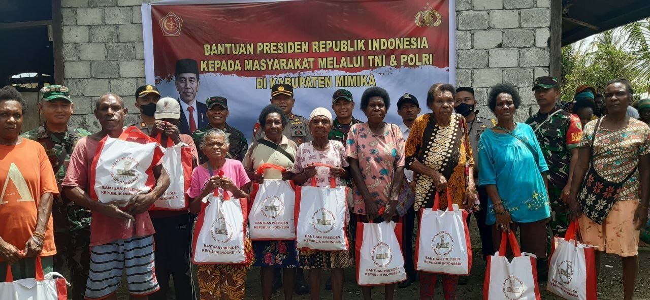 Masyarakat-penerima-Bansos-Presiden-RI-setelah-disalurkan-Kodim-1710Mimika.-Foto.-Pendam-XVIICenderawasih