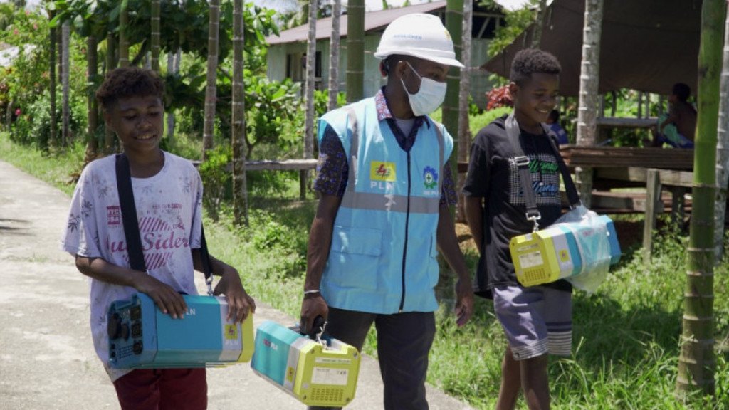 program-listrik-pedesaan-pln-terangi-198-desa-di-bumi-cenderawasih-papua_19UBe5Jeor