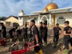 201048.694-gotong-royong-polri-warga-masjid-syuhada-aceh-tamiang-kembali-bersih-untuk-ibadah-1
