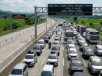 Kendaraan-pemudik-melaju-di-jalur-one-way-nasional-Tol-Trans-Jawa-saat-puncak-arus-mudik-Lebaran-2026-800x437