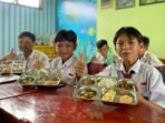 6.-photo-keadaan-kelas-yang-sedang-pada-makanan-1024x576